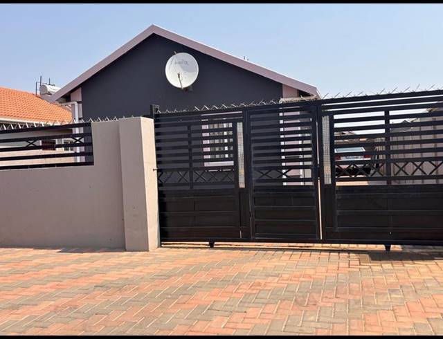 2 BEDROOM HOUSE FOR SALE IN GERMISTON SOUTH